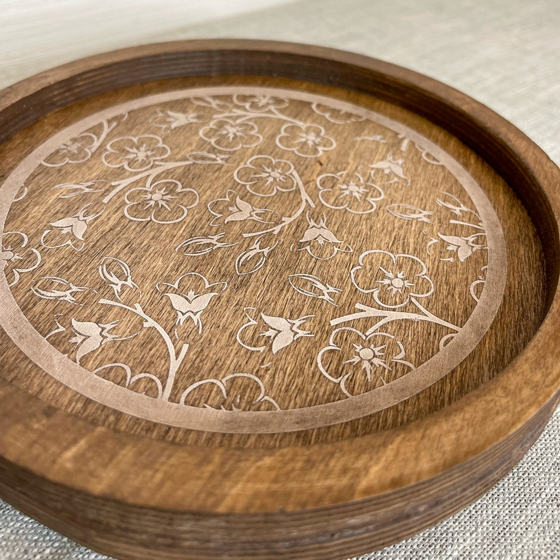 rustic wood riser with white flowered design