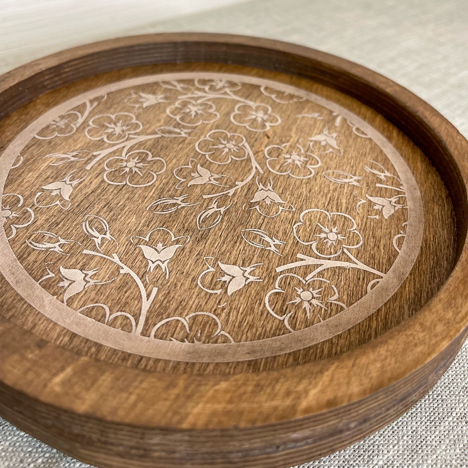 rustic wood riser with white flowered design